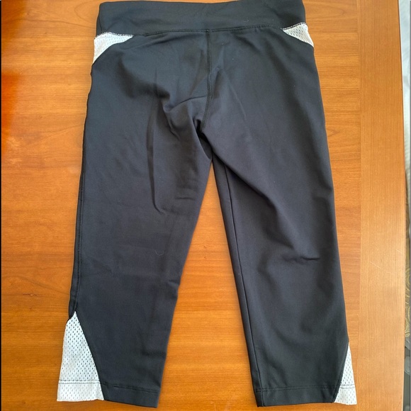 BEBE Sport Women’s Athletic Exercise Capri Pants - Picture 2 of 5